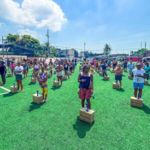 Moradores do Parque Analândia recebem doações de parceria entre Prefeitura de Meriti e a CUFA