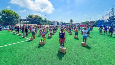 Moradores do Parque Analândia recebem doações de parceria entre Prefeitura de Meriti e a CUFA