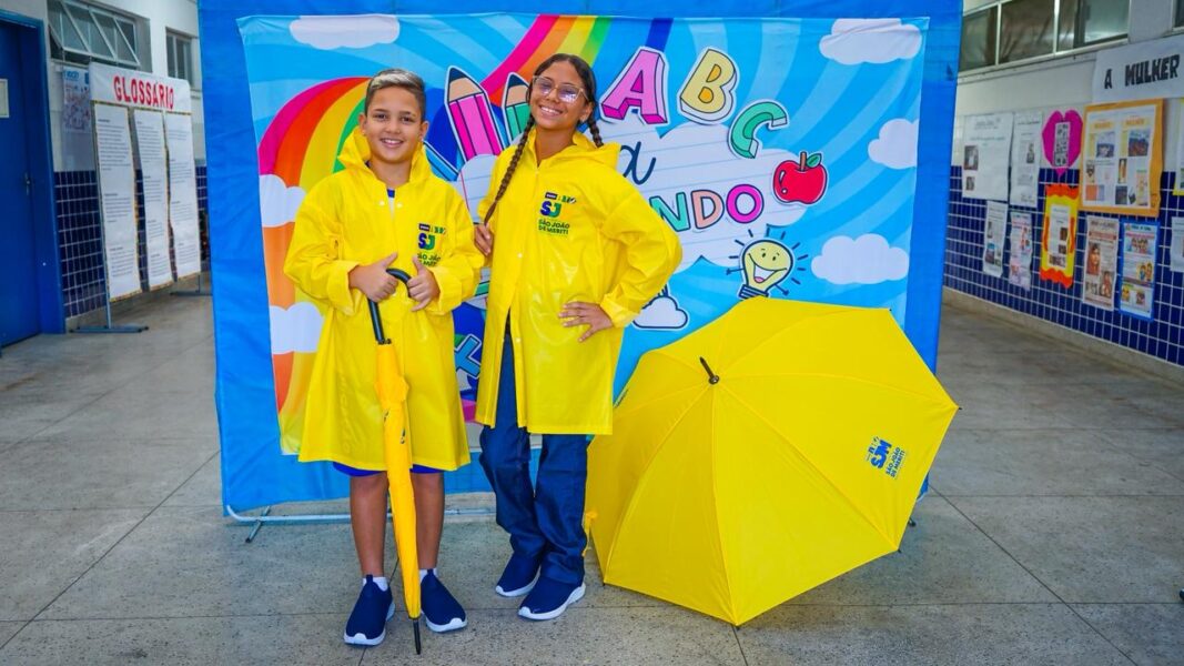 Alunos de São João de Meriti recebem kit chuva e peças de inverno com novos uniformes