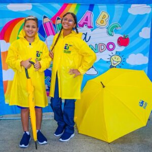 Alunos de São João de Meriti recebem kit chuva e peças de inverno com novos uniformes