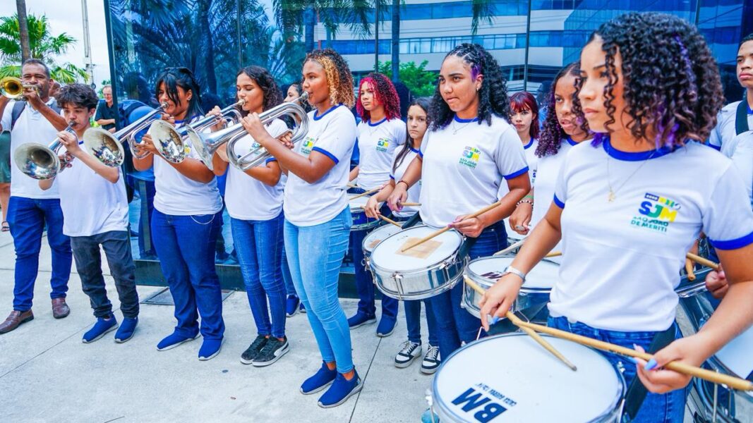 Mulheres são homenageadas em frente à Prefeitura de Meriti pelo Dia Internacional da Mulher
