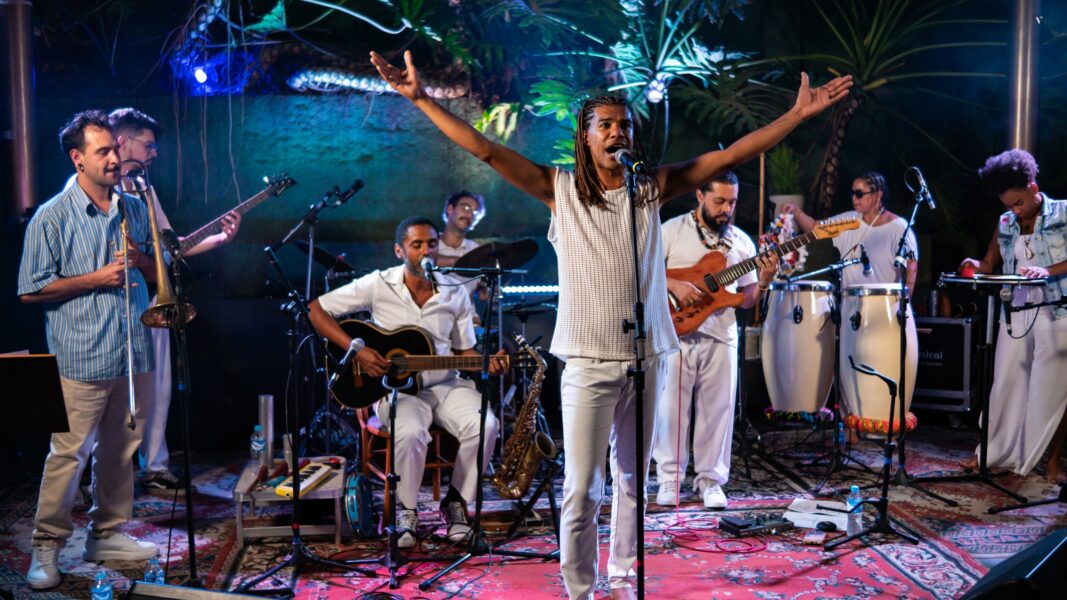 Gente Estranha no Jardim celebra 15 anos com turnê oficial no Teatro Raul Cortez