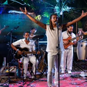 Gente Estranha no Jardim celebra 15 anos com turnê oficial no Teatro Raul Cortez