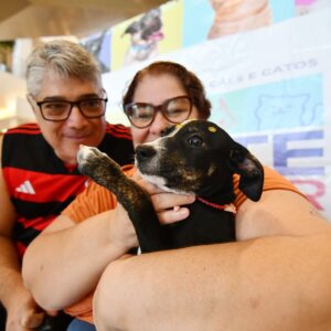 Com histórias marcadas pelo amor aos animais, casais adotam novos pets em Campanha de Adoção em Nova Iguaçu