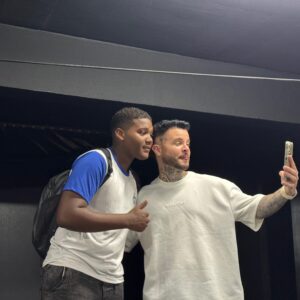 Produtor Hitmaker emociona estudantes de Japeri com trajetória de superação e sucesso na música