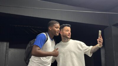 Produtor Hitmaker emociona estudantes de Japeri com trajetória de superação e sucesso na música