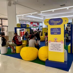 Caxias Shopping entra no clima da Copa do Mundo da FIFA 2026™ com espaço gratuito para troca de figurinhas