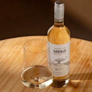 Shopping Nova Iguaçu presenteia namorados com vinho em junho