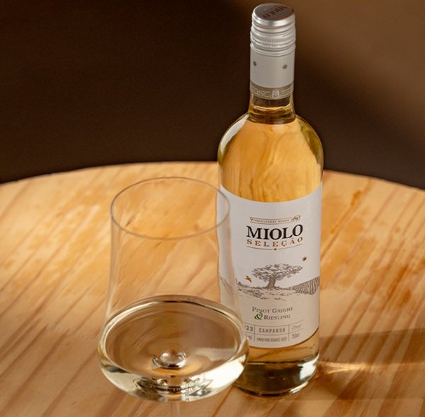 Shopping Nova Iguaçu presenteia namorados com vinho em junho