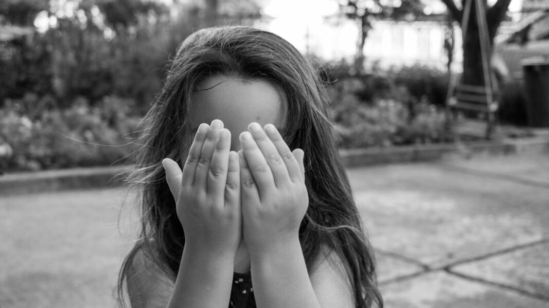 Maio Laranja na Baixada: municípios mobilizam escolas, igrejas e forças de segurança contra o abuso sexual infantil — e os dados mostram por que essa luta nunca foi tão urgente