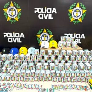 Polícia apreende 200 mil figurinhas falsificadas da Copa do Mundo em Nova Iguaçu