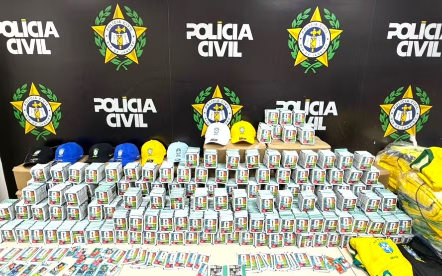 Polícia apreende 200 mil figurinhas falsificadas da Copa do Mundo em Nova Iguaçu