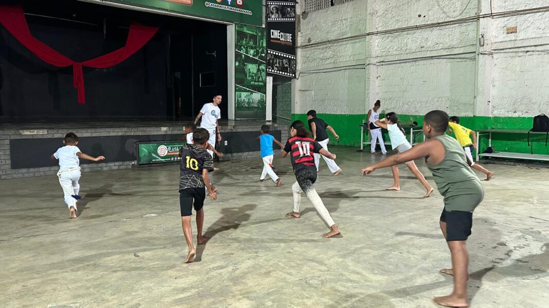 Oficina de capoeira e maculelê do projeto Raízes da Baixada abre inscrições na Casa da Cultura