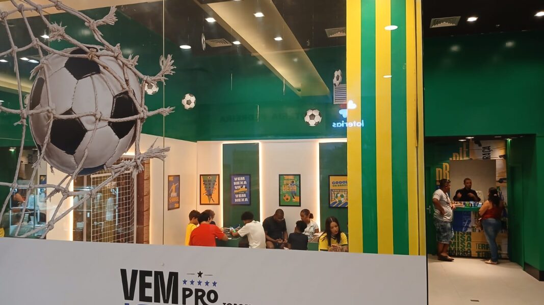 Com pilhas de figurinhas da Copa, colecionadores se reúnem no Shopping Nova Iguaçu