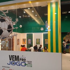Com pilhas de figurinhas da Copa, colecionadores se reúnem no Shopping Nova Iguaçu