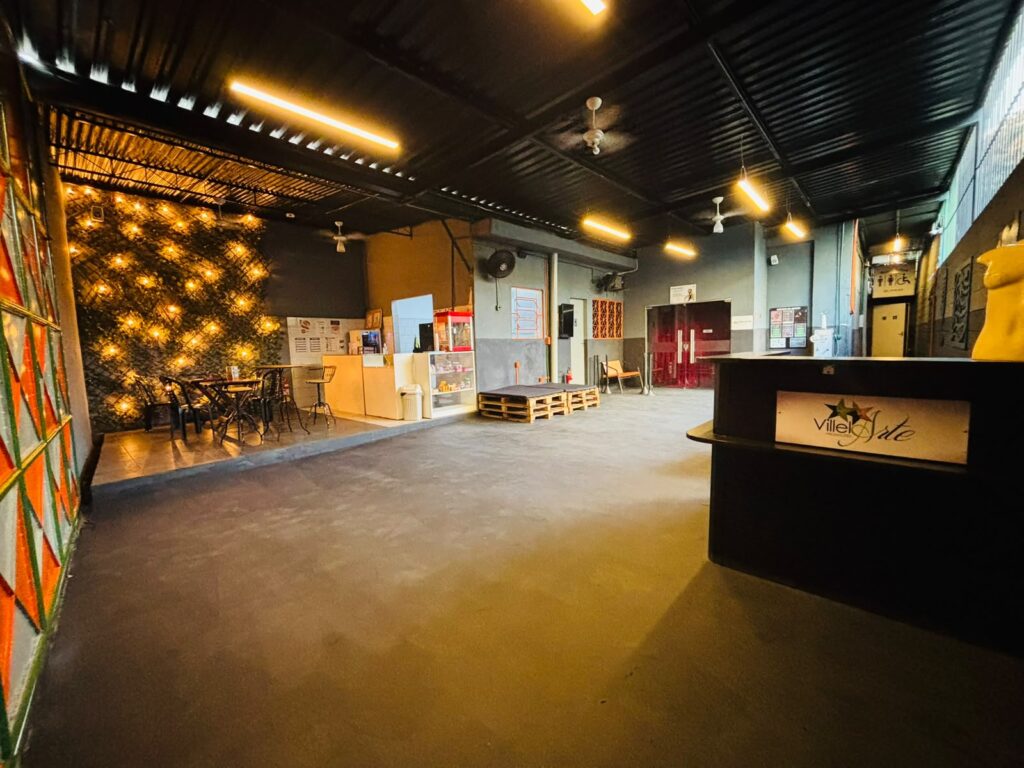 Cia Aurora Enraizada, de Nova Iguaçu, vence edital SESI Mosaico 1 Entrada do Espaço Cultural Villelarte. Foto: Divulgação.
