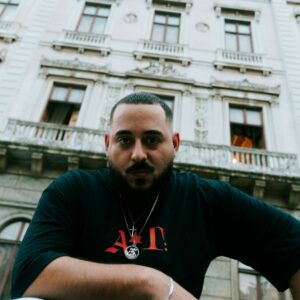 Artista da Baixada, Felipe Vaz faz manifesto pelo tentar de novo no single “Vitória”
