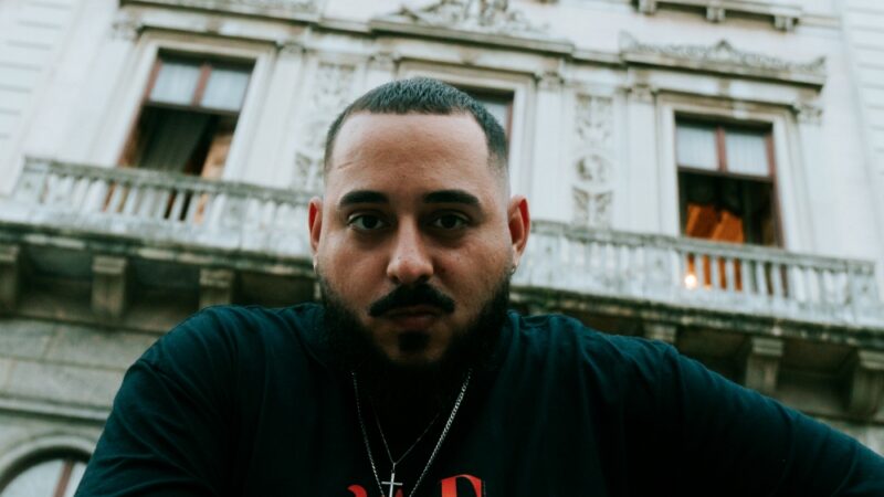 Artista da Baixada, Felipe Vaz faz manifesto pelo tentar de novo no single “Vitória”