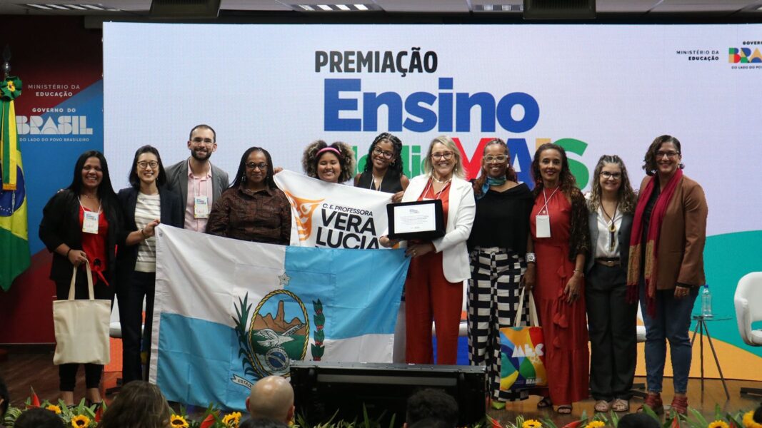 Escola estadual da Baixada Fluminense é premiada pelo MEC por apoio a estudantes do Ensino Médio noturno