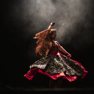 “Menina Mojubá” se apresenta no Sesc Nova Iguaçu, desconstruindo estereótipos sobre religiões de matriz africana