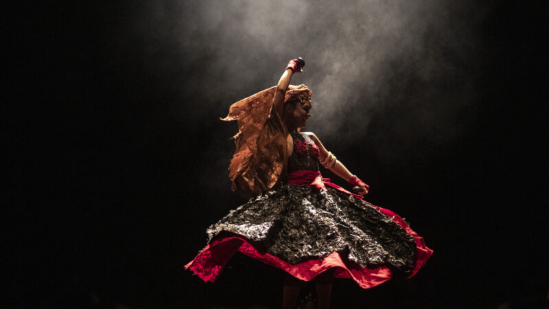 “Menina Mojubá” se apresenta no Sesc Nova Iguaçu, desconstruindo estereótipos sobre religiões de matriz africana
