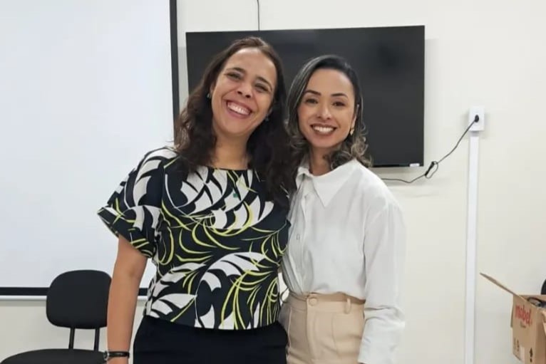 Plataforma Digital criada em Nova Iguaçu promove educação acessível e direitos da pessoa surda 1 As professoras Luciana Maneschy e Lívia Buscácio, diretoras do projeto Consurdo. Foto: Divulgação.