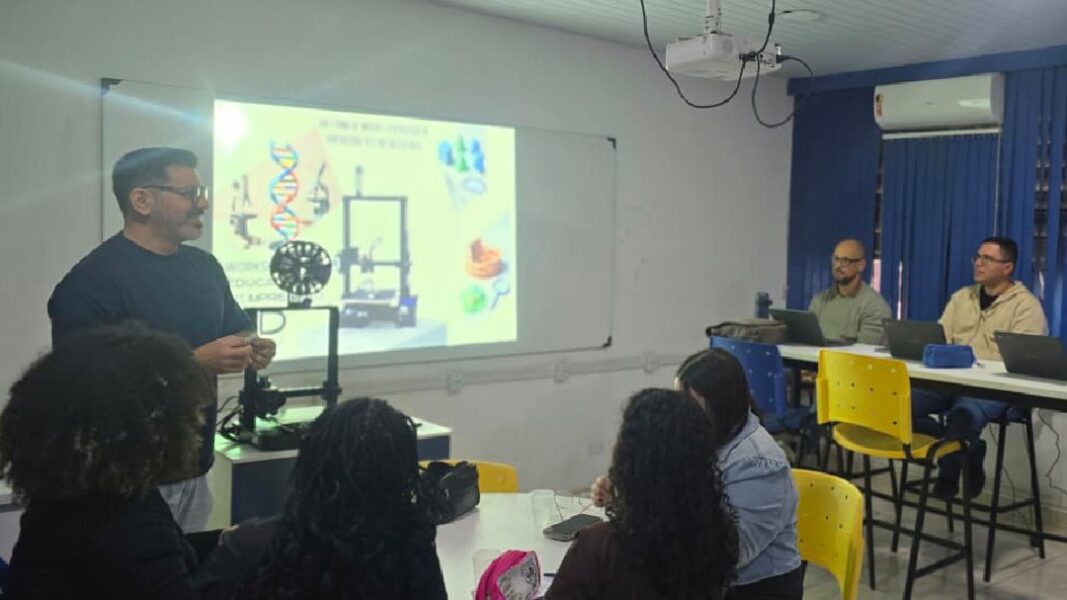 Escola estadual de Nova Iguaçu capacita professores em impressão 3D para criação de recursos acessíveis aos alunos