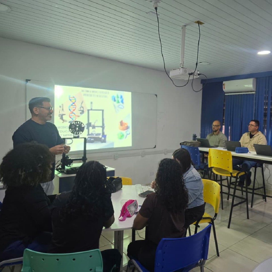 Escola estadual de Nova Iguaçu capacita professores em impressão 3D para criação de recursos acessíveis aos alunos