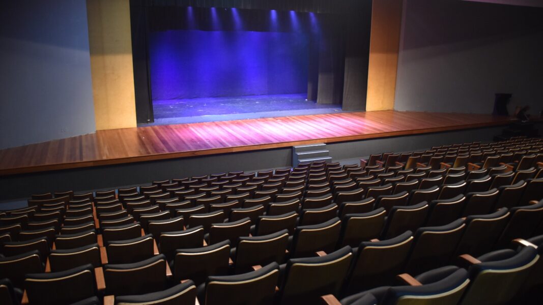 Teatro Raul Cortez recebe humor, espetáculo infantil e festa junina neste fim de semana em Duque de Caxias