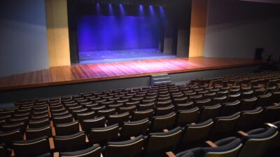 Teatro Raul Cortez recebe humor, espetáculo infantil e festa junina neste fim de semana em Duque de Caxias