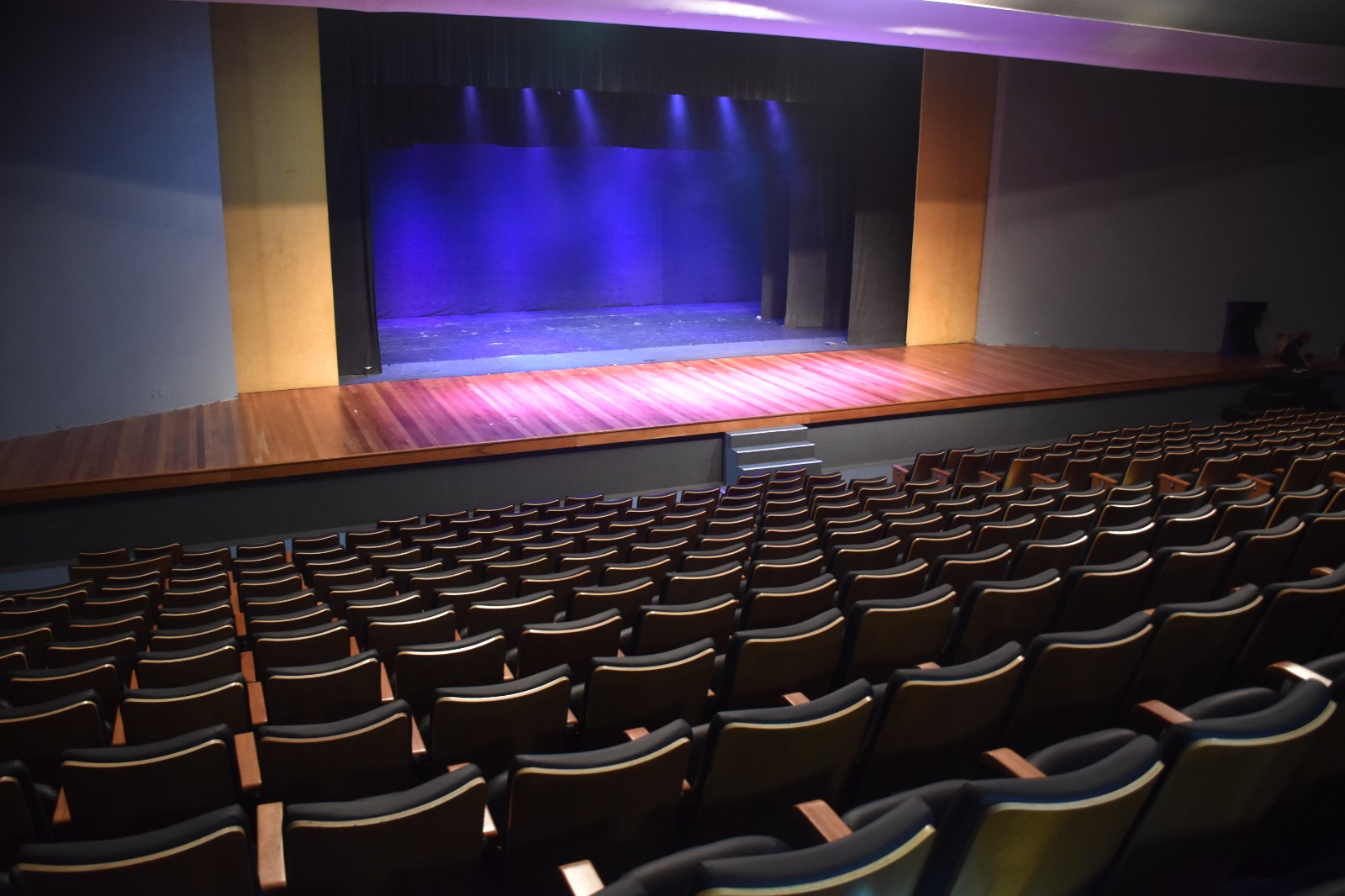 Teatro Raul Cortez recebe humor, espetáculo infantil e festa junina neste fim de semana em Duque de Caxias