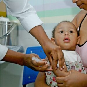 Nova Iguaçu amplia pontos de vacinação infantil com Pneumo 20