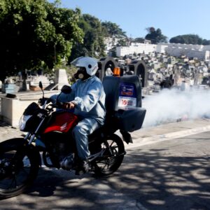 Fumacê de moto: Nova Iguaçu reforça combate à dengue com ‘motofog’ em áreas de difícil acesso