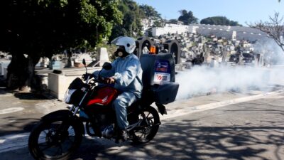 Fumacê de moto: Nova Iguaçu reforça combate à dengue com ‘motofog’ em áreas de difícil acesso