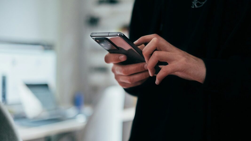 TRE-RJ reitera a proibição do uso de celular na cabine de votação