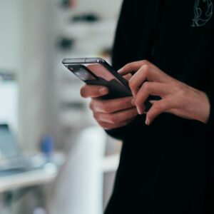 TRE-RJ reitera a proibição do uso de celular na cabine de votação