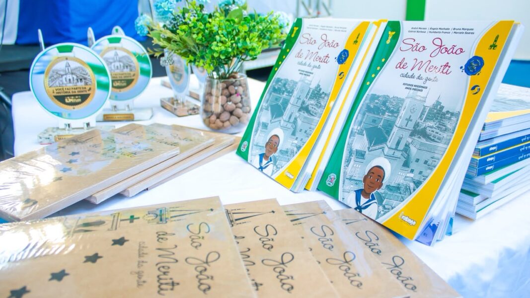 Meriti lança livro didático sobre história do município