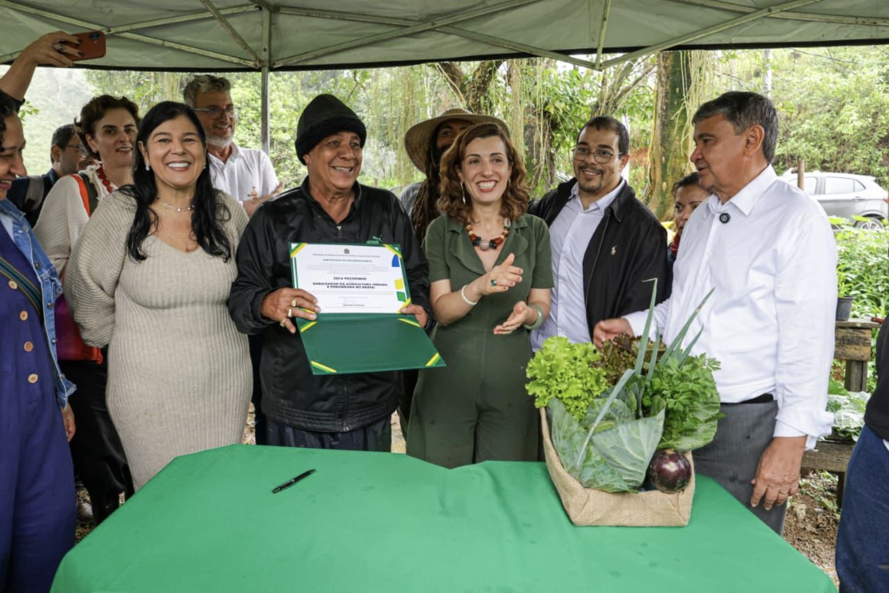 Zeca Pagodinho recebe título de Embaixador da Agricultura Urbana