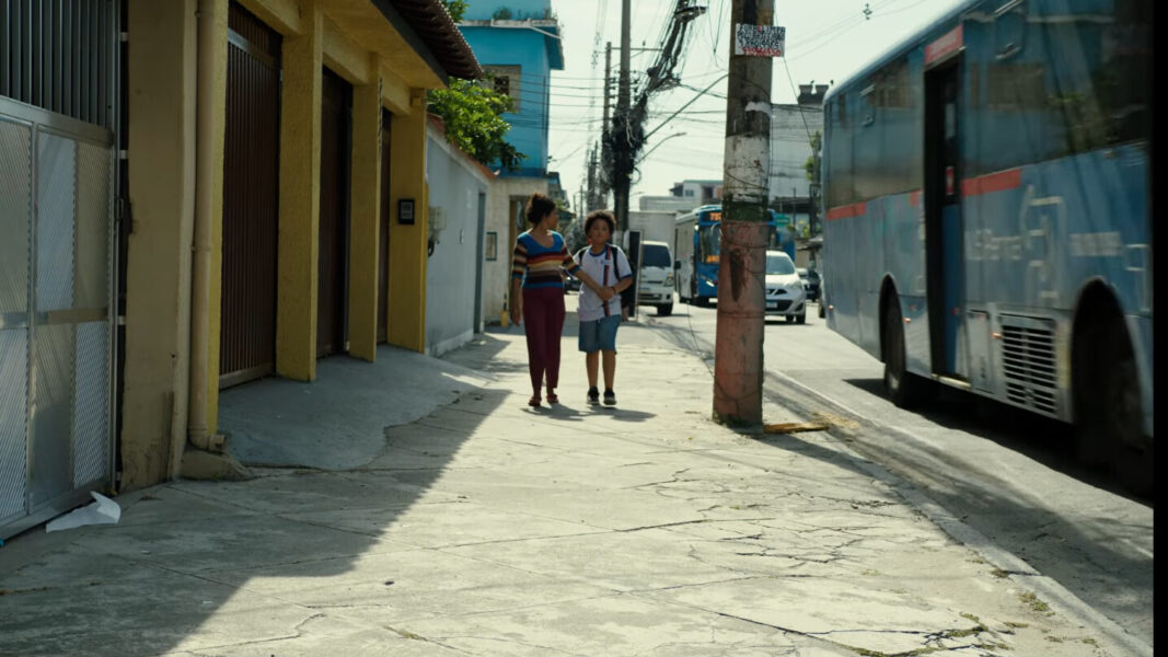 Quando o filho precisa cuidar da mãe: cineasta transforma memórias da infância em curta-metragem